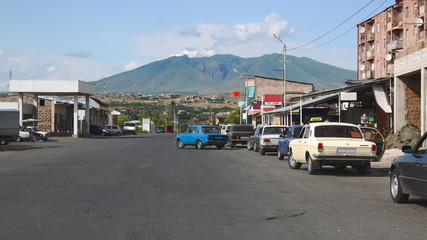 Städtische Straßenszene mit sowjetischen Autos