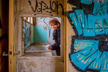 Femme dans un bâtiment abandonné Urbex
