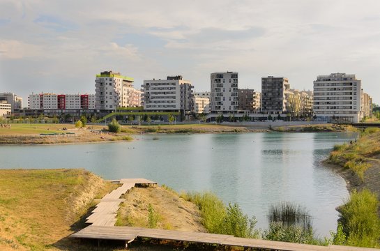 Asperner See in der Seestadt Aspern mit Skyline