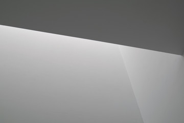 light reflection on white wall contrast