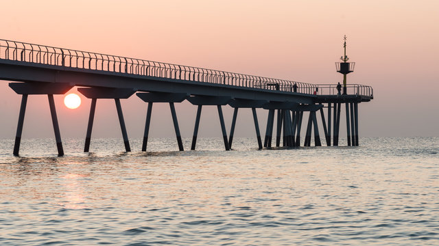 Amanecer , albor en el puente del petr&oacute;leo (petroli) ,Badalona, Catalu&ntilde;a, Espa&ntilde;a