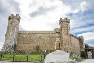 Fototapeta na wymiar Fortezza Rocca - Festung von Montalcino von außen