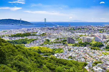 Naklejka premium 明石海峡大橋と神戸市垂水区の住宅街風景