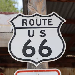Papier Peint photo Route 66 Panneau historique de la Route 66 à micocoulier. Arizona. Etats-Unis