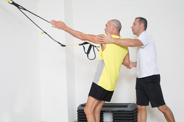 Personal Coach hilft senior bei fitness Workout