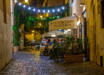 Obraz premium Nocny widok starej ulicy w Trastevere w Rzymie, Włochy