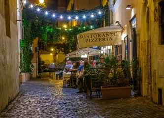 Tuinposter Nachtmening van oude straat in Trastevere in Rome, Italië © Ekaterina Belova