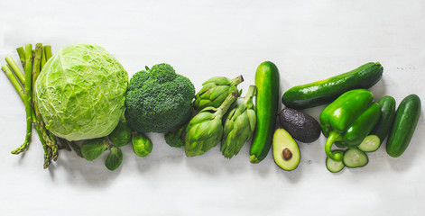 Naklejki  Zielone warzywa na białym tle. Płaskie świeckich szereg różnych zielonych warzyw. Świeże produkty ekologiczne. Zdrowe jedzenie. Widok z góry