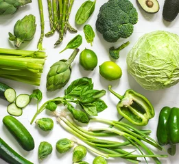 Fotobehang Groene groenten op een houten achtergrond. Gezond eten. © Anjelika Gretskaia