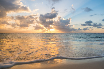 Naklejka premium sunset sky over ocean - beach with sunset sky