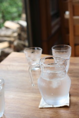レストランの水