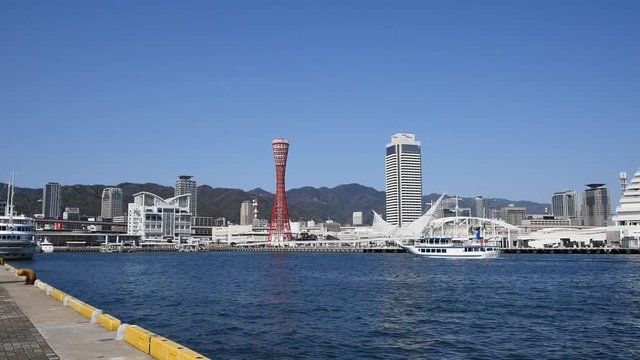 神戸 中突堤に入港する観光船