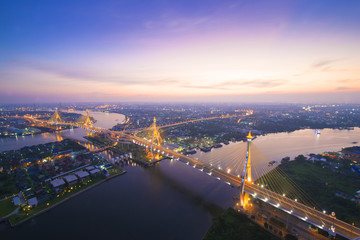 Naklejka premium Bangkok panoramę mostu Bhumibol podczas zachodu słońca o zmierzchu.