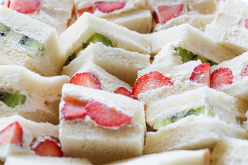 イチゴとキウイのサンドイッチ