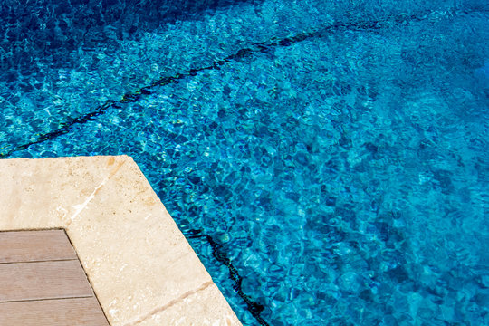 margelle d'angle de piscine bleue