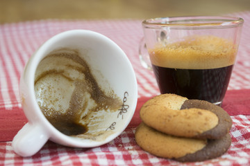 grounds coffee in empty cups and cookies at breakfast