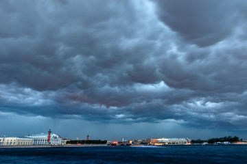 Obraz premium RUSSIA, SAINT PETERSBURG - AUGUST 18, 2017: Storm clouds in Saint Petersburg. The Palace bridge. Vasilievsky island.