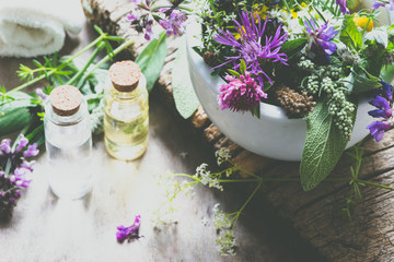 Obraz na płótnie Canvas aromatherapy oil and flowers