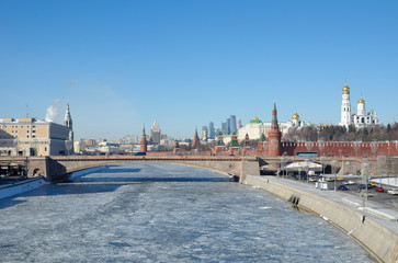 Fototapeta premium Moscow Kremlin, Moskva-river and Big Moskvoretsky bridge, Moscow, Russia