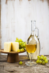 White wine, cheese and grapes
