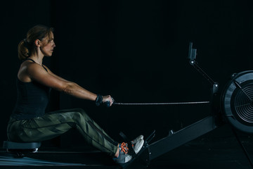 Obraz na płótnie Canvas Girl doing rowing exercise