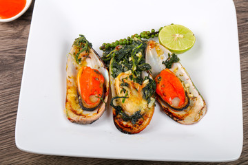 Baked mussels with spinach