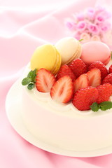 苺とマカロンのショートケーキ