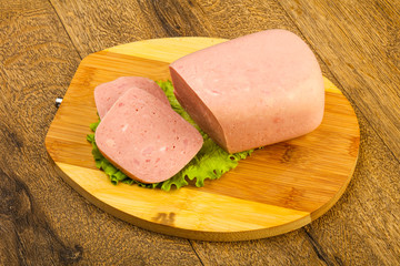 Ham over salad leaves