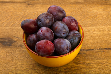 Plums in the bowl