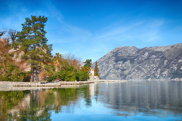 Fototapeta premium Beautiful natural landscape in sunny weather. The mountains are reflected in the sea