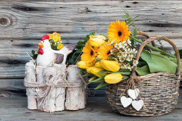 Gelber Blumenstrauß als Dekoration im Frühling und Ostern rustikal vor Holzhintergrund