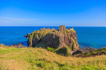 Fototapeta na wymiar Aufnahme von Dunnottar Castle in Schottland bei Sonnenschein im Sommer fotografiert tagsüber im September 2014