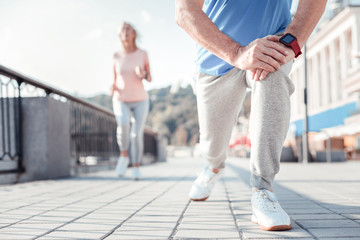 Obraz premium Important training. Senior sporting confident man training on the quay spending time on fresh air and doing exercises.