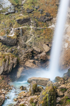 L'imponente cascata Peričnik in Slovenia, vicino alla cittadina di Mojstrana
