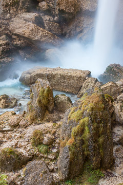 La fine del salto d'acqua della cascata Slap Peričnik in Slovenia