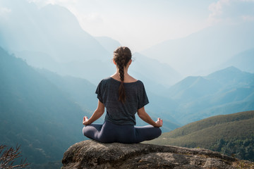 Vrouw mediteert in yoga asana Padmasana