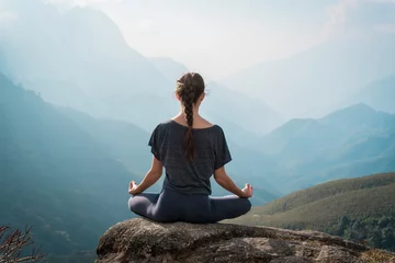Afwasbaar Fotobehang Yogaschool Vrouw mediteert in yoga asana Padmasana