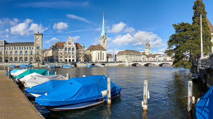 Zürich Fluss Limmat Boote Bootssteg historische Gebäude Stadthaus Kirchen Fraumünster St. Peter Münsterbrücke Himmel Wolken