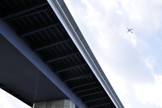 東京港臨海道路と飛行機