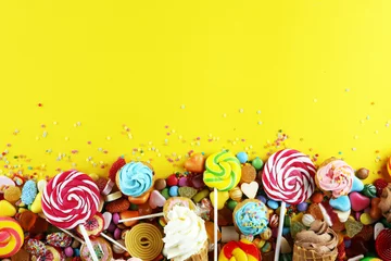 Fototapete Süßigkeiten Bonbons mit Gelee und Zucker. bunte Auswahl an verschiedenen Kindersüßigkeiten und Leckereien.