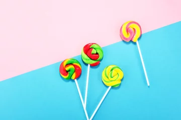 Photo sur Aluminium Bonbons bonbons avec de la gelée et du sucre. gamme colorée de bonbons et de friandises pour enfants différents.
