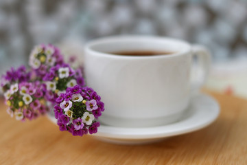 Obraz na płótnie Canvas A cup of morning coffee with flowers