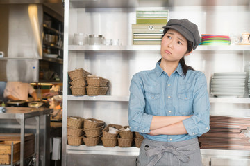 カフェ・悩むスタッフ