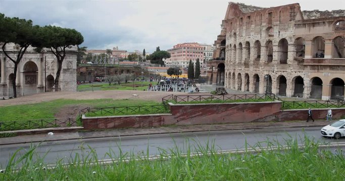 Vista del Colosseo con turisti sullo sfondo