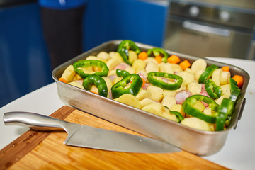 A tray with chicken drumsticks and vegetables