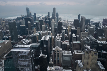 vista aerea desde helicoptero, de los rascacielos, lago Michican y r&iacute;o de Chicago, Illinois, USA
