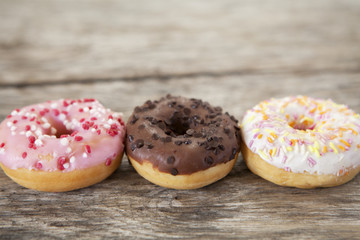 trio de beignets donuts colorés