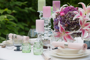 Table serving with fresh flowers