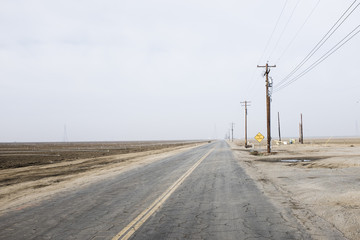 Fototapeta premium Strasse über Felder in Amerika 