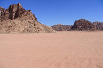 Bis zum Horizont nur Sand im Wadi Rum in Jordanien 